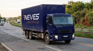 Caminhão da Neves Logística em rodovia transportando carga fracionada